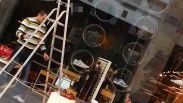 Super-imagini! Mihai, micul afacerist al lui Bahmu, schimba becuri la mall, poarta chiloti de la super-market si circula pe gaz!