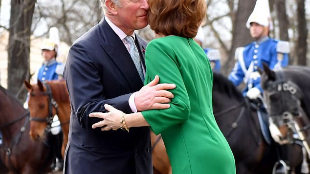 Prinţul Charles, văzut în ipostaze delicate. ”Ce va spune Camilla?”
