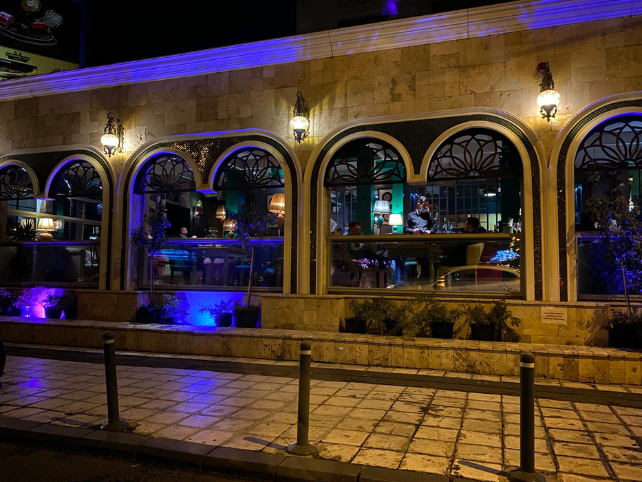 Oamenii stau liniștiți la masă în restaurantul Mandaloun din Capitală, deși ar trebui ca locația să fie închisă