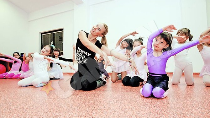 Oana Ionita are o clasa intreaga de balerine. "Mamica-bebelusa" e profesoara!
