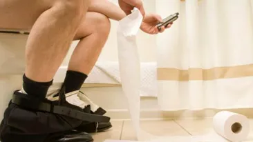 Foloseşti telefonul când mergi la toaletă? Iată de ce ar trebui să renunţi la acest obicei! 