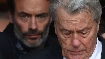 Alain Delon și-a închis fiul cu câinii în cușcă!