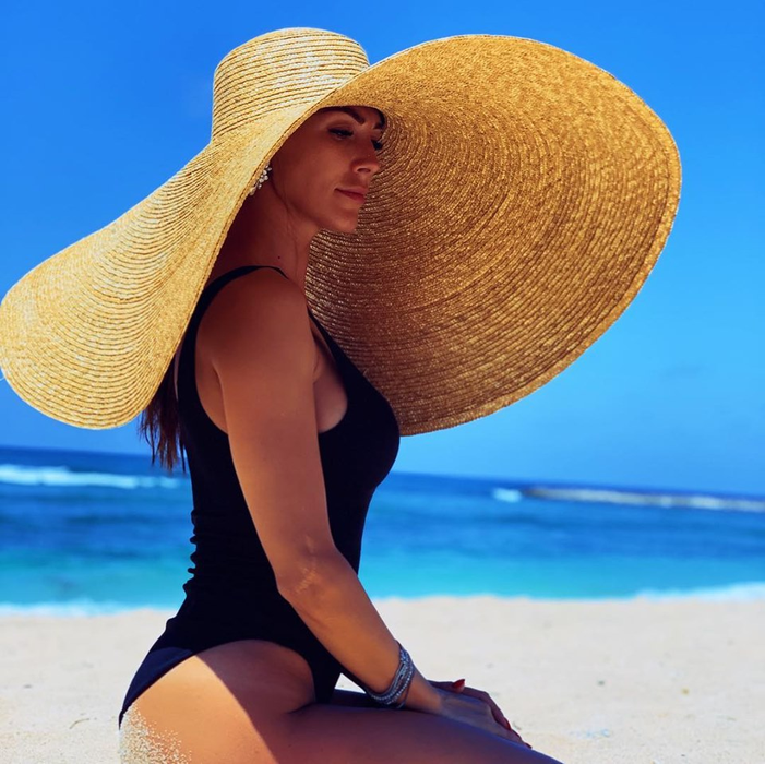 Într-un costum de baie sexy, Ilinca Vandici i-a stârnit pe toți cu poziția de infarct în care a stat pe o saltea la piscină