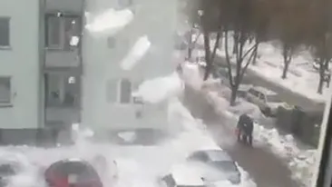VIDEO Credeai ca un pic de caldura e foarte buna? Uite cum ti se poate transforma masina intr-un harb, din cauza zapezii cazute de pe bloc!