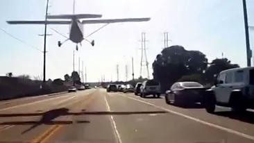 Imagini uluitoare, cu un avion care aterizează pe șosea, printre mașini! VIDEO