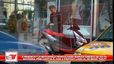 A renuntat la motoarele periculoase! Marian Ionescu se da cu scuterul prin Capitala, dar a pastrat look-ul de biker rau!