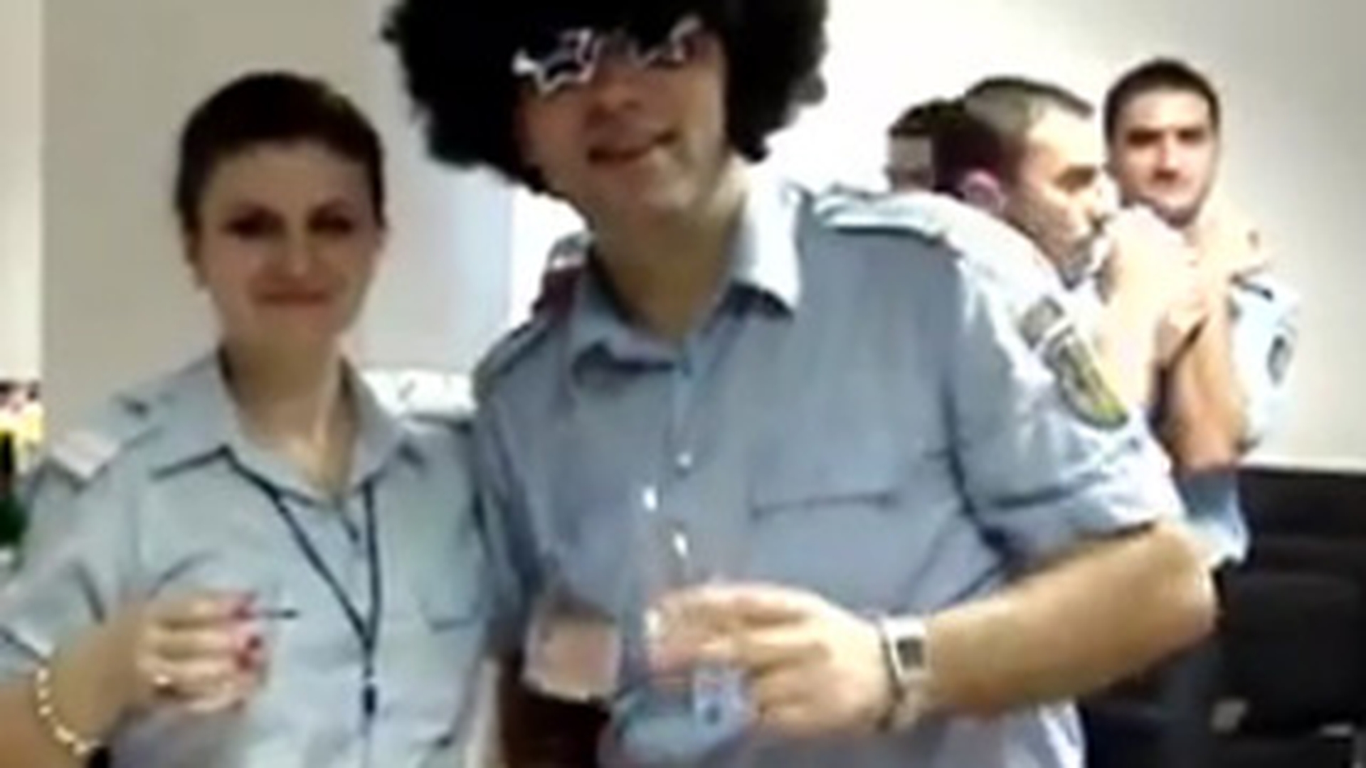 VIDEO Demential! Petrecere cu manele si sampanie in aeroport! Brigada Antitero a SRI a facut un chef monstru: "Ne-am saturat de munca, da-o-n m**tii ma-sii"