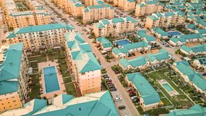 Cum se trăiește vara în Cosmopolis, cartierul cu cele mai multe piscine din România