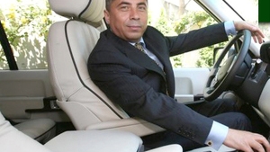 Nu e nici Rambo, nici Van Damme, dar nu se teme de hoţi! Milionarul se plimbă prin oraş cu 400 milioane de lei în mână!