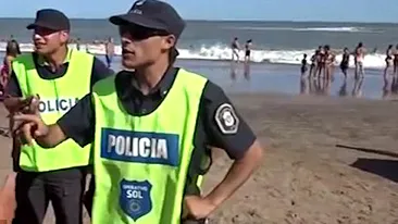 Trei femei au fost evacuate de pe o plajă, iar momentul a fost filmat şi a devenit viral instant. Ce făceau acestea