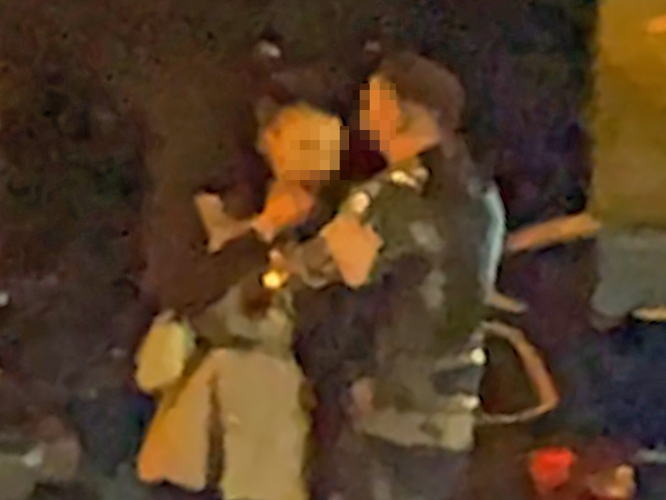 Tânărul o ia de gât pe brunetă (SURSA FOTO: CANCAN.RO)