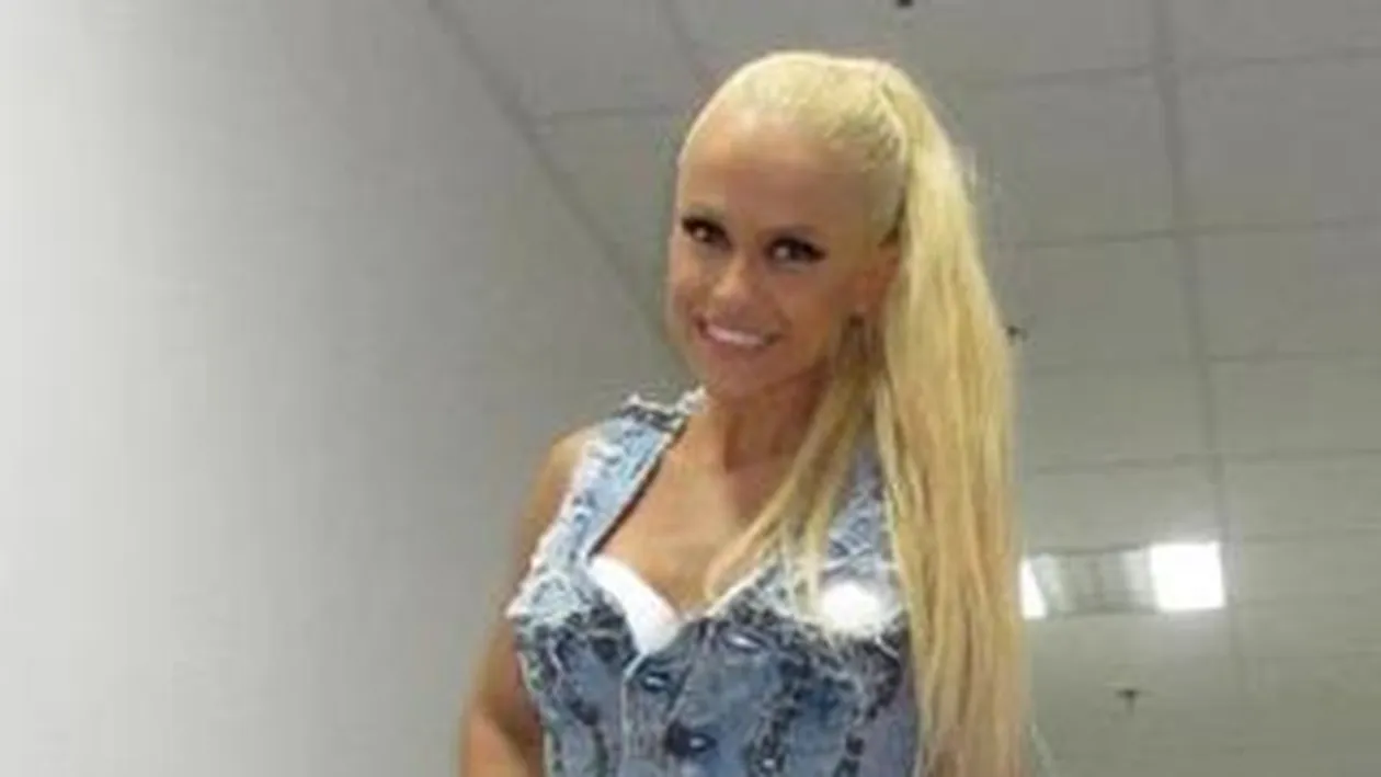 Anda Adam, scoasa din cutie! S-a imbracat ca o papusa! Iti place de ea?