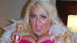Păpuşa BARBIE umană, varianta supraponderală face furori pe Internet! Cât câştigă această tânără de la cei care îi cer să îi strivească