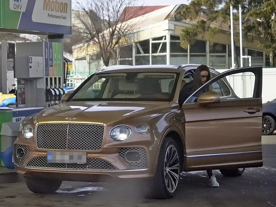 Vedeta ”a parcat” lângă pompa de alimentare