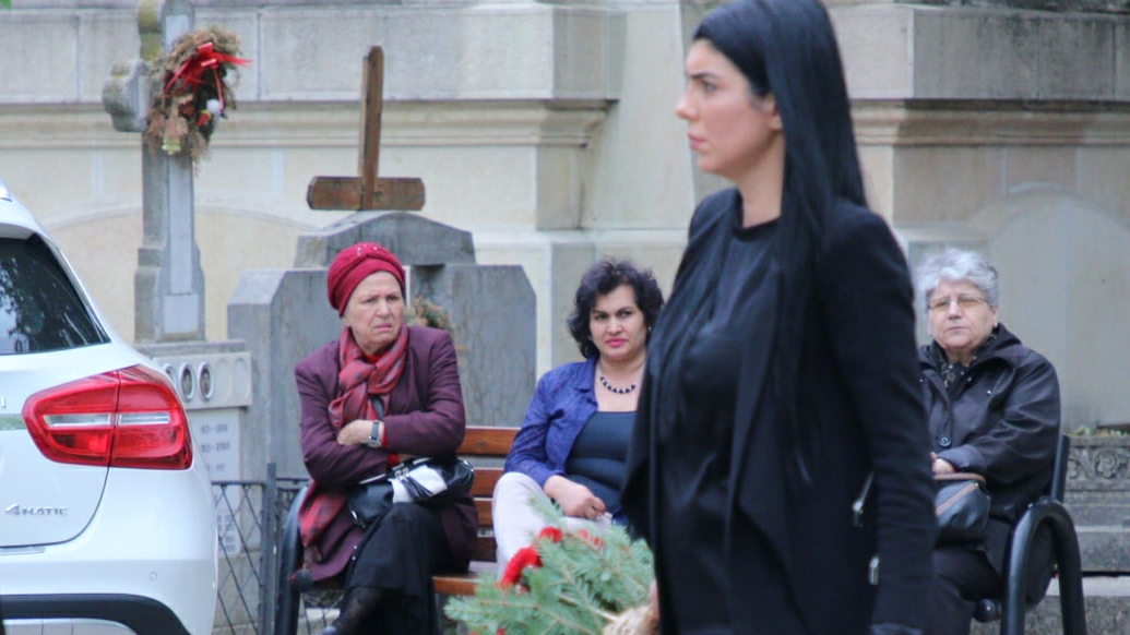Burtică suspectă la Andreea Tonciu! Cum a apărut bruneta la înmormântarea Ionelei Prodan