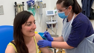 Cum se simte prima femeie care s-a vaccinat contra COVID-19: „Nimic nu se compară cu senzația”