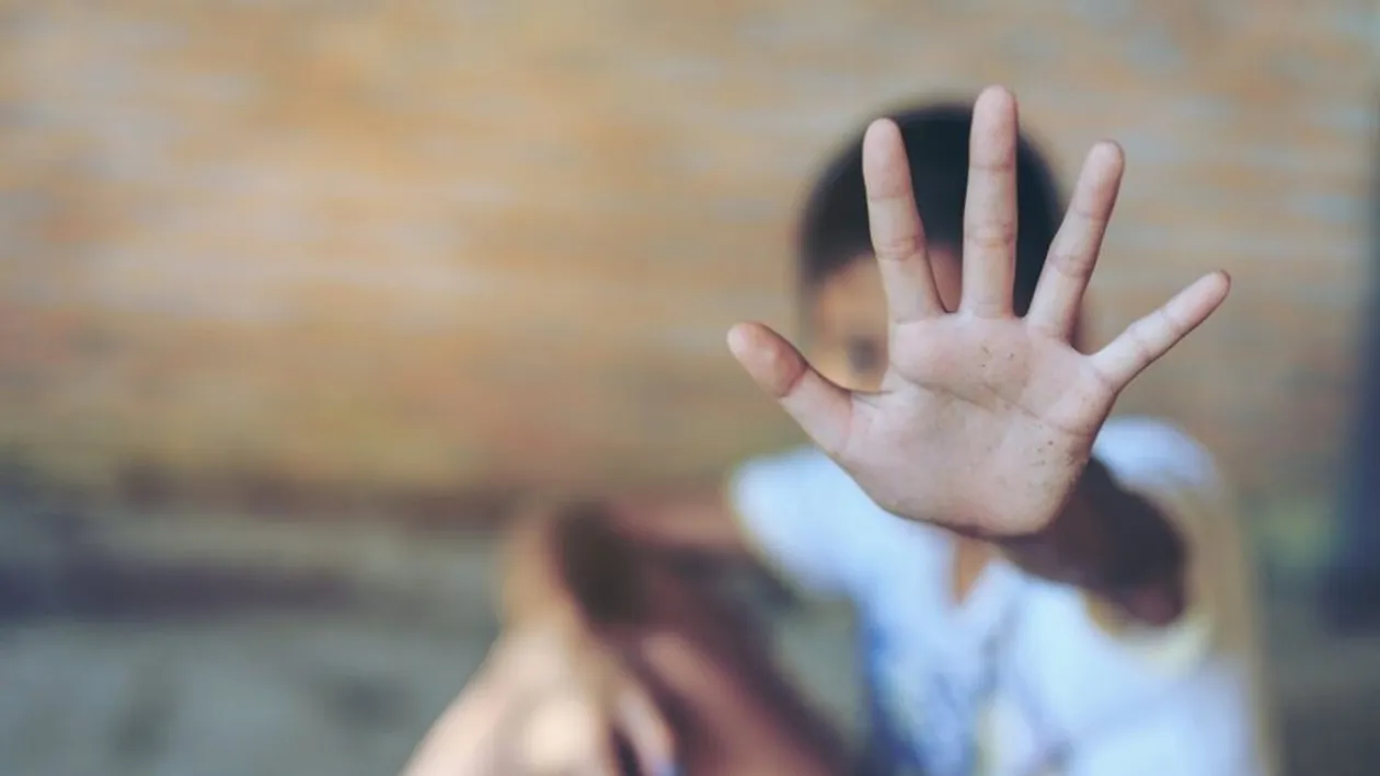 I-a crăpat capul după ce a glumit la adresa unei femei! A avut nevoie de 33 de copci