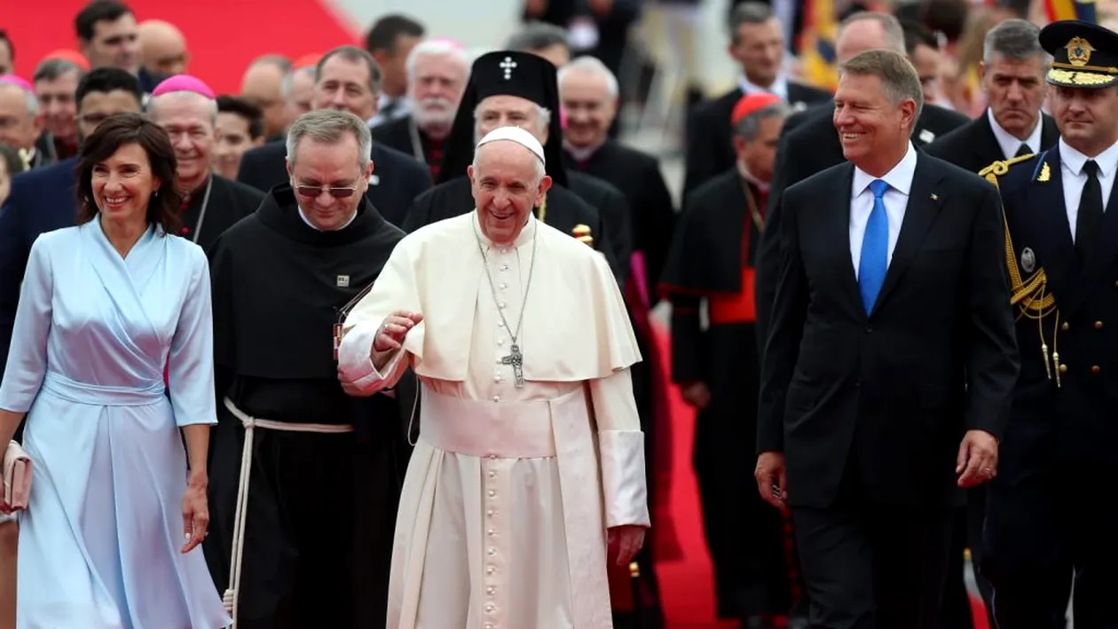 Ce cadouri a primit Papa Francisc din partea lui Klaus Iohannis