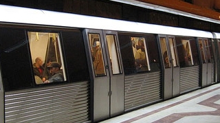 Un barbat a gasit o geanta plina cu bani la metrou si a inapoiat-o proprietarului