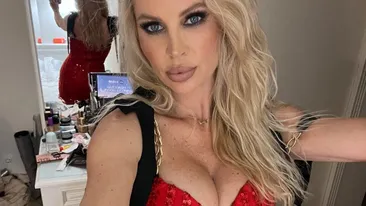 Cum gătește Andreea Bănică la aragaz. Gospodinele sigur se vor revolta: poartă pantaloni și...