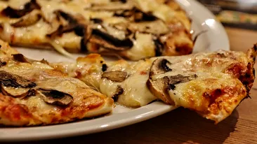 Cât costă o simplă pizza pe final de sezon, în Mamaia? Nota de plată primită de un turist român