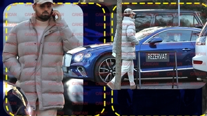 Mititelu junior a părăsit restaurantul, deranjat de un telefon, dar… ”Răpit” de o șatenă cu Bentley