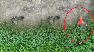 Un soldat rus care își făcea nevoile a fost atacat cu o grenadă. Imaginile au devenit virale