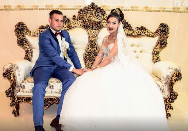 Fata din neam de căldărari care a cucerit juriul „X Factor“ avut parte de o nuntă ca în poveşti în urmă cu opt luni! Uite cum a arătat în rochie de mireasă