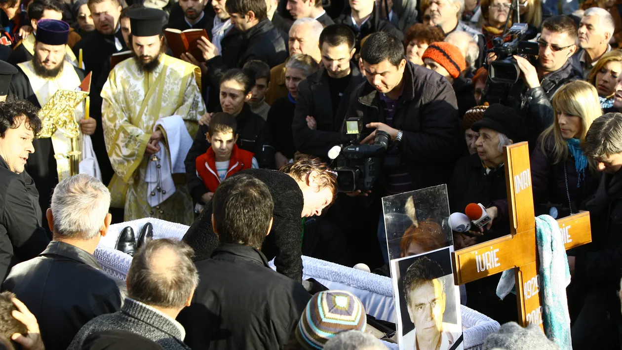 Pelerinaj la mormantul lui Iurie Darie! Dragostea pentru marele actor nu a murit
