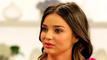 VIDEO Miranda Kerr isi dezvaluie secretul frumusetii! O sa fi uimita de produsul ieftin, dar natural pe care il poti gasi la orice farmacie si care face minuni pentru ten!