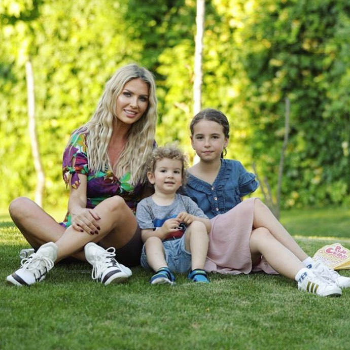 Andreea Bănică i-a înnebunit pe bărbați cu un decolteu amețitor și fără sutien. Ce i-a răspuns unui fan care i-a spus că s-a photoshopat