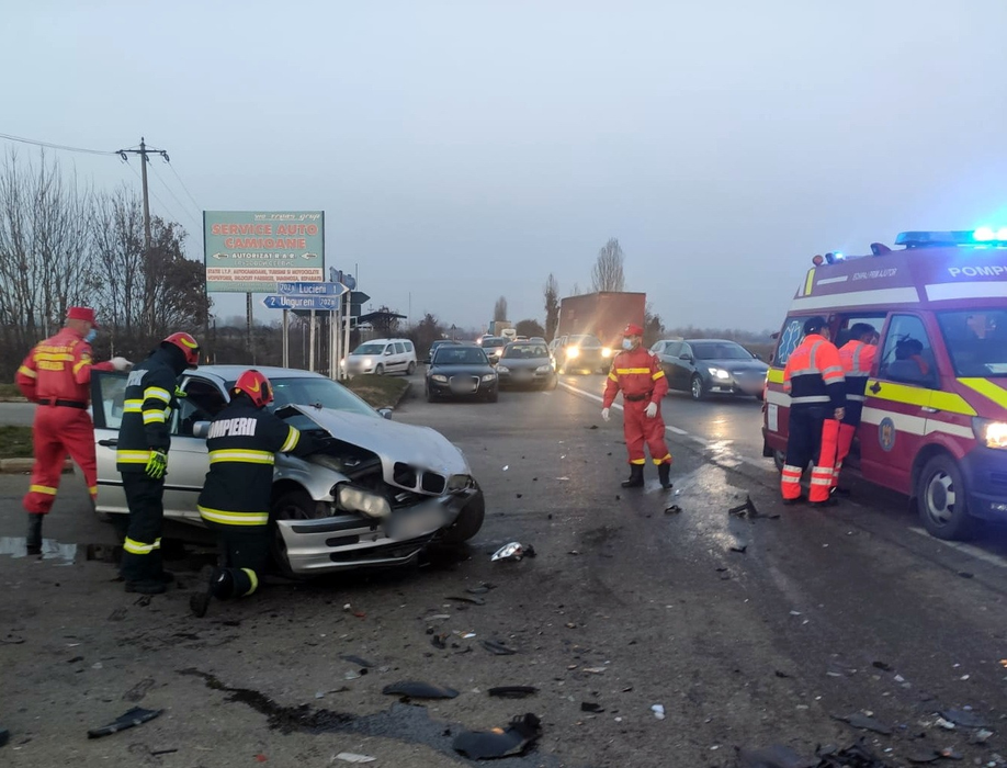 Accident grav în județul Dâmbovița! Impact puternic între trei mașini. Mai multe persoane au fost rănite