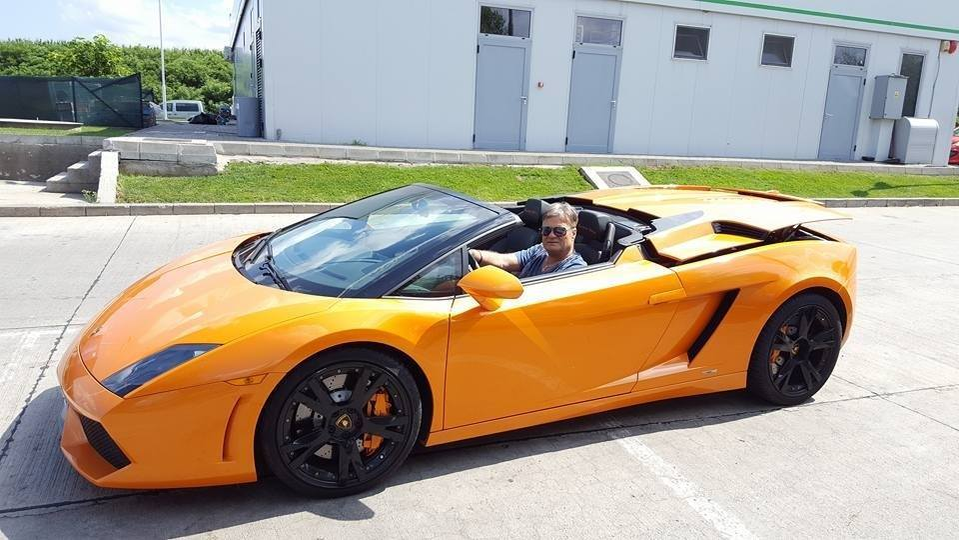 ”Fostul” Mădălinei Pamfile e printre cei mai bogaţi şi excentrici colecţionari de artă din România! ”Baronul luxului” şi-a ”personalizat” Lamborghini-ul cu numele lui