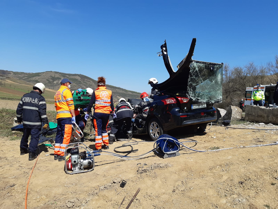 Accident grav în Cluj! Un tânăr de 18 ani a rămas încarcerat între fiarele mașinii
