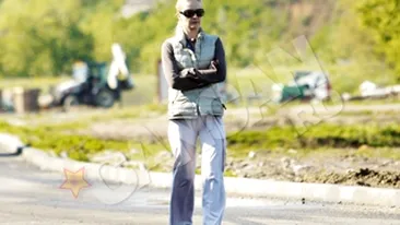 Elwira, sotia lui Mihai Petre, fotografiata in pozitii indecente! Si-a scos cateii si lenjeria intima la plimbare!