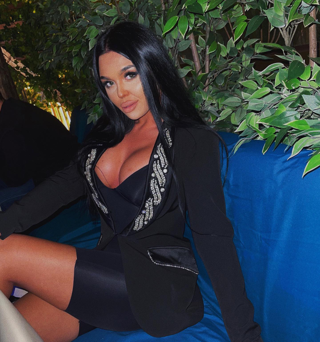 Andra e o brunetă foarte sexy