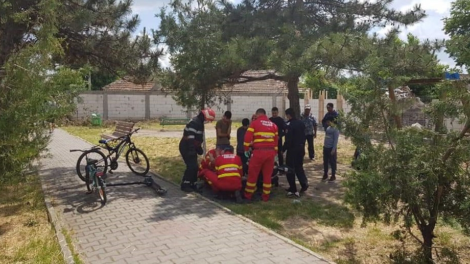 Stare de alertă în Călărași, după ce un copil a rămas captiv într-un leagăn! Misiunea pompierilor a fost una delicată