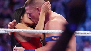 Luptătorul de wrestling John Cena şi-a cerut în căsătorie iubita! Sute de oameni au asistat la momentul emoţionant