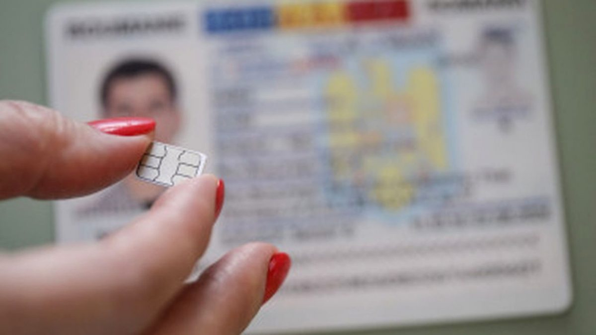 Primele buletine electronice au fost eliberate! Posesorii sunt 24 de tineri din Cluj-Napoca. „Totul e mai simplu”