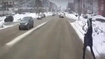 VIDEO. Imagini tulburătoare! O fată a supravieţuit după ce a fost lovită de două microbuze