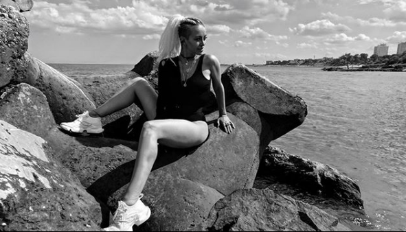 Giulia Anghelescu, criticată dur de fani din cauza fotografiilor sexy: „De ce toate vedetele se pozează aşa?”