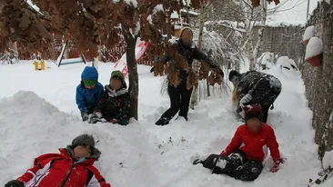 Si mamele au dat in mintea celor mici! Bulgareala cot la cot cu copiii! Cine e vedeta ingropata in nameti cu fiul ei?