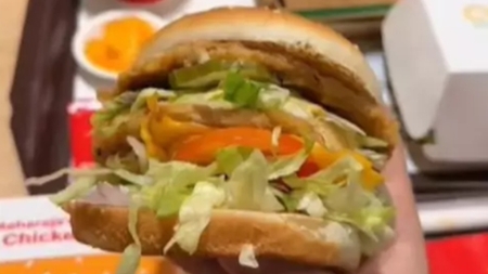 Un turist român și-a comandat un burger la McDonald’s. A rămas fără cuvinte când a văzut ce a primit