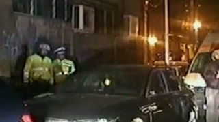 VIDEO Un sofer, aflat la un pas de coma alcoolica, s-a baricadat in masina! Vezi cum au reusit politistii sa-l scoata din autoturism