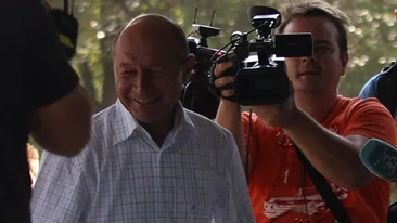 Traian Basescu a venit intr-un suflet la spital! A plecat de urgenta de la Vila Lac pentru a-si vedea nepotica, dar si fiica