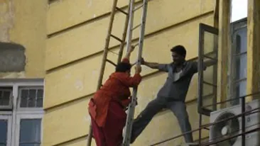 Au scapat cum au putut din incendiu!