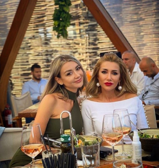 Denisa și Raluca de la Bambi s-au „spovedit” la Nuba Mamaia