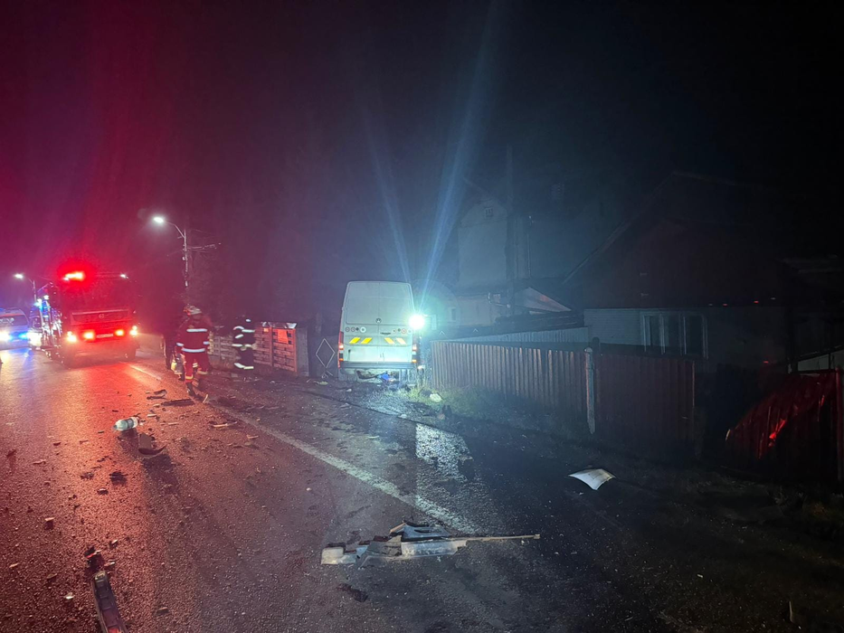 Accident cumplit în Suceava! Un bărbat a intrat cu mașina într-o autoutilitară și a murit pe loc