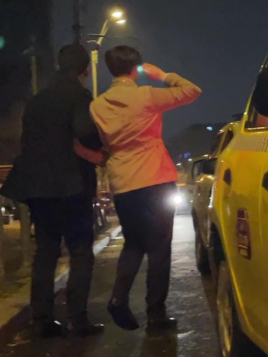 Cei doi tineri încearcă să găsească un taxi (SURSA FOTO: CANCAN.RO)