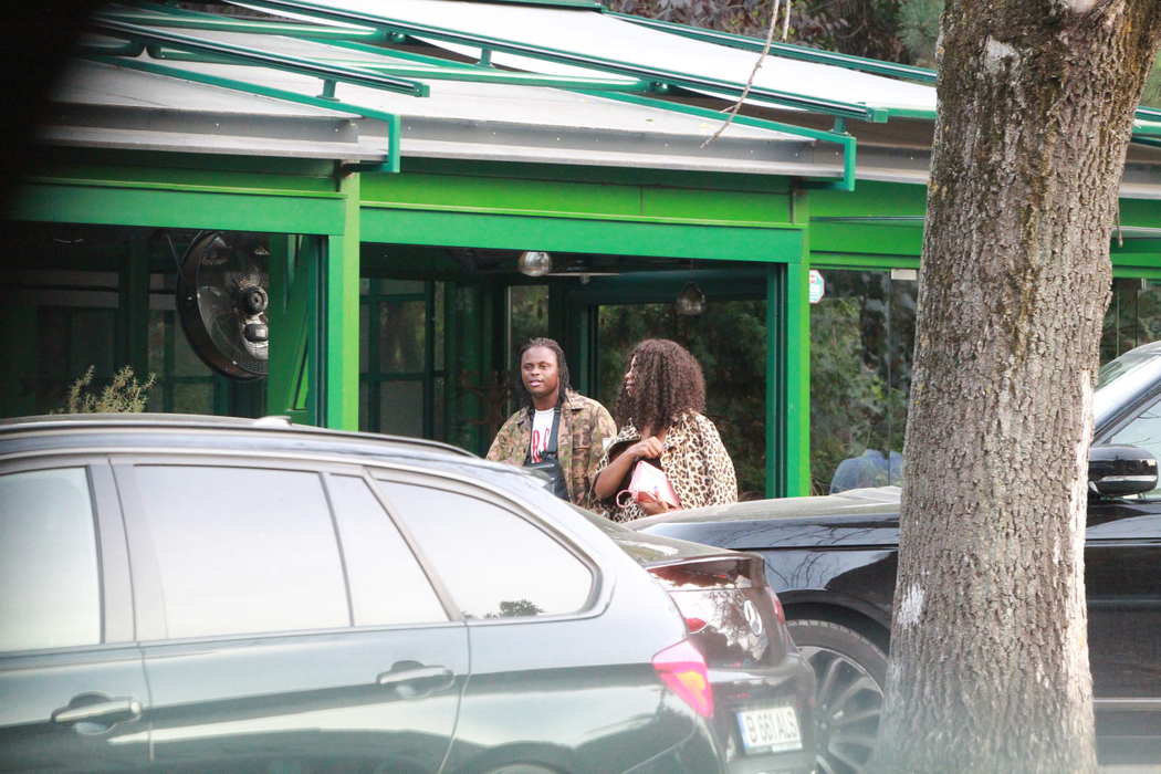 Laurette și Gueye părăsesc restaurantul și se îndreaptă spre mașină